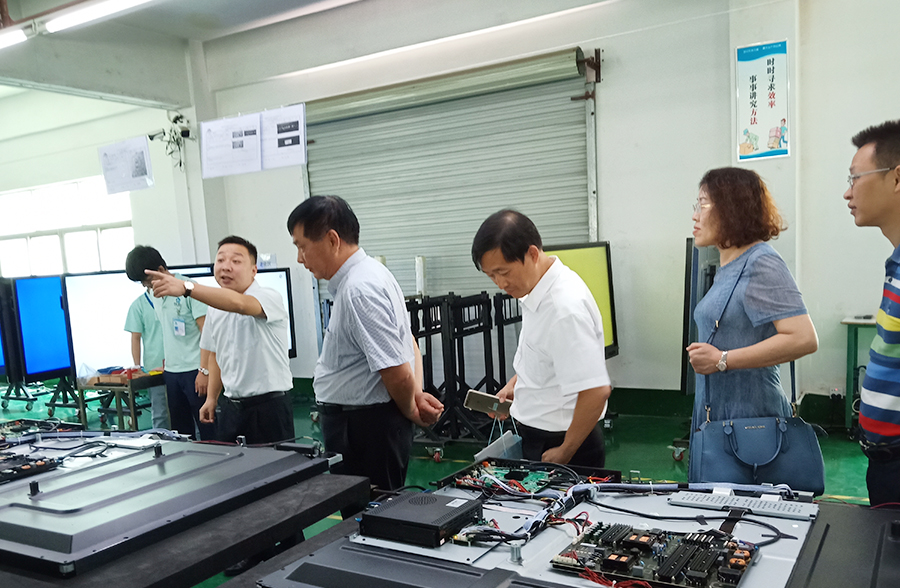 秉承教育精神，共創發展 --桂深兩地教育裝備協會專家蒞臨91视频首页入口教學參觀和指導